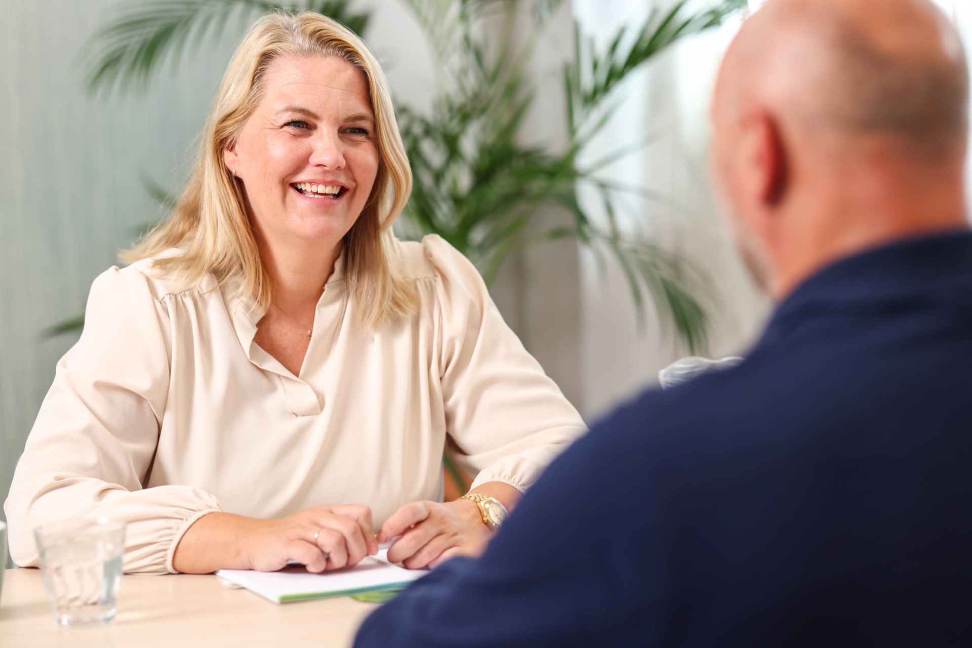 Bedrijfszorgadviseur in gesprek met een werkgever