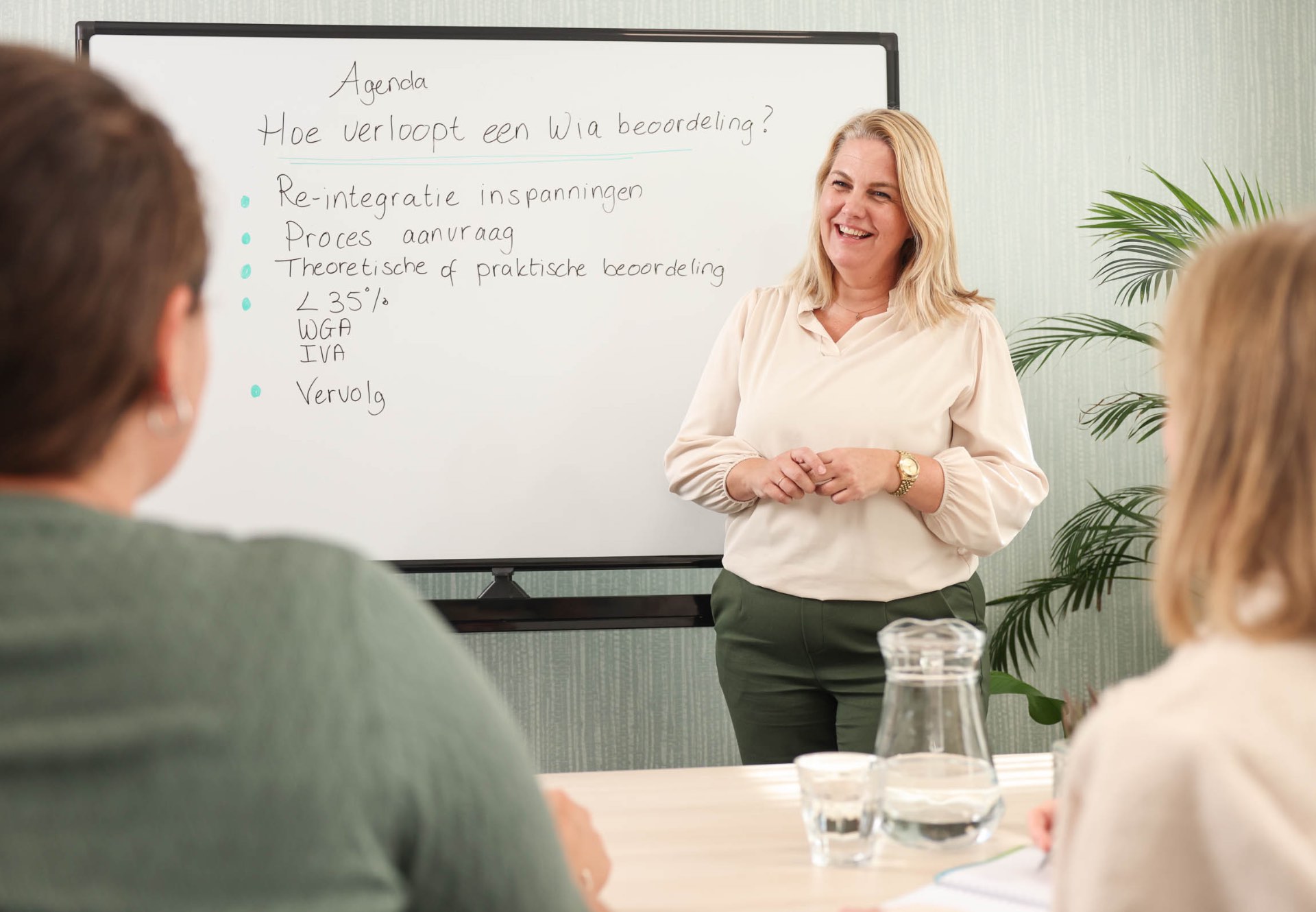 Trainer geeft uitleg over een WIA-beoordeling tijdens een training